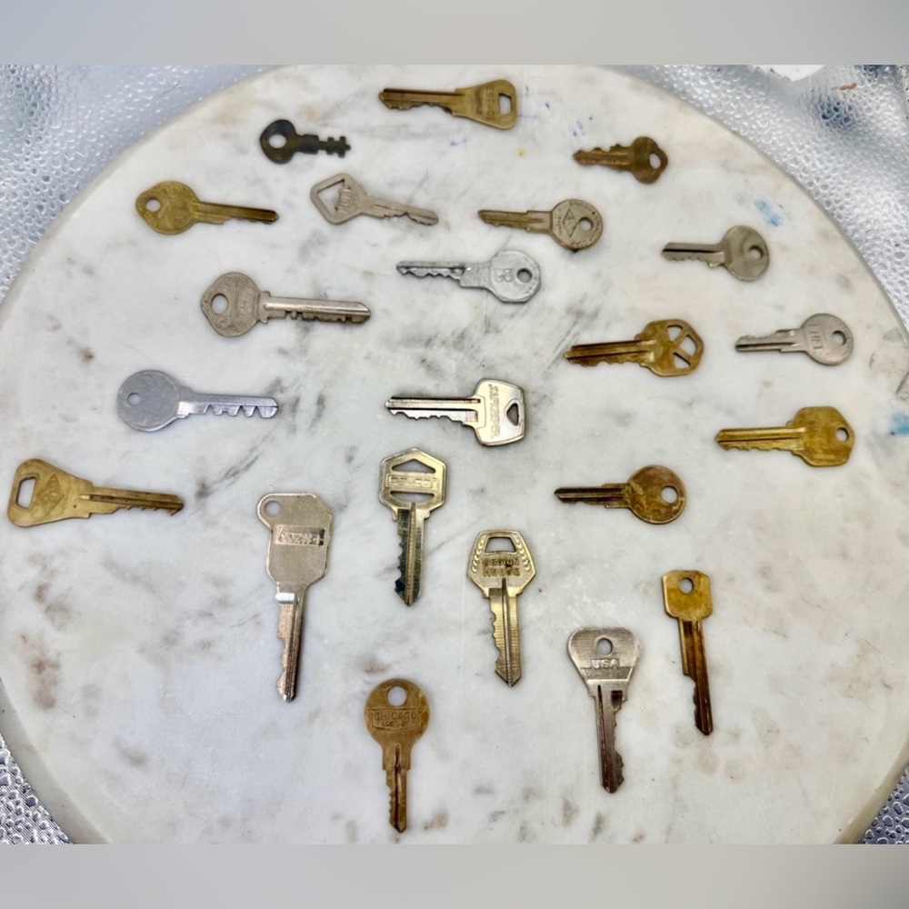 Collection of VTG/Antique Keys - Many Varieties - 22 Keys
